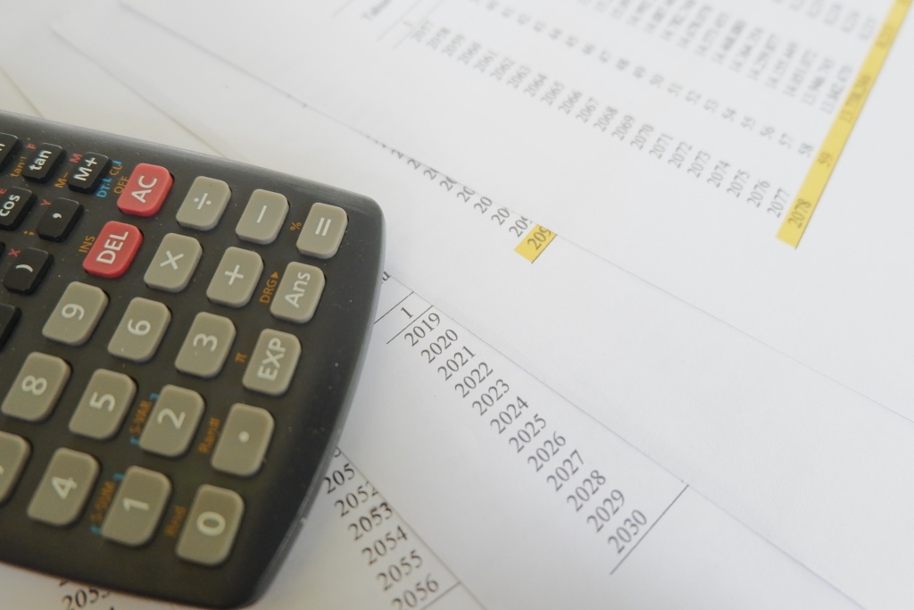 high-angle-shot-of-a-calculator-on-documents-of-de-2023-05-23-00-16-57-utc.jpeg коллекторы